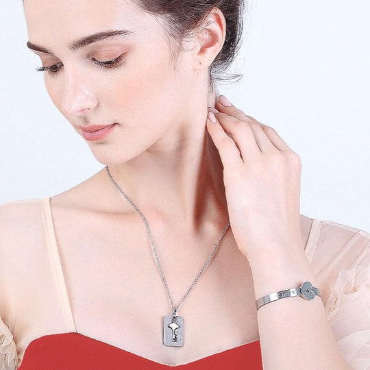 Armband och halsband med låsnyckel