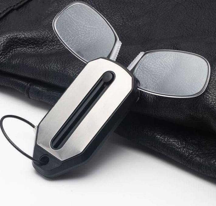 Nyckelring med läsglasögon med clips