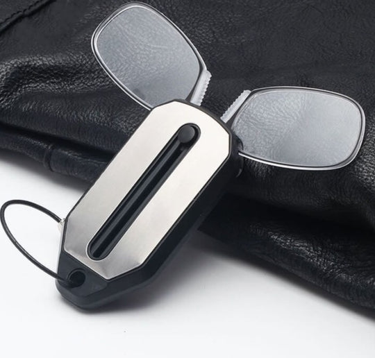 Nyckelring med läsglasögon med clips