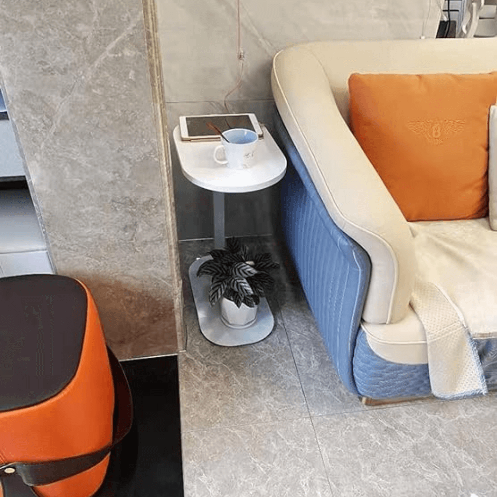 Minimlistisk C-formad sidobord