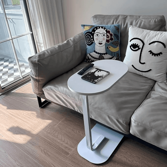 Minimlistisk C-formad sidobord