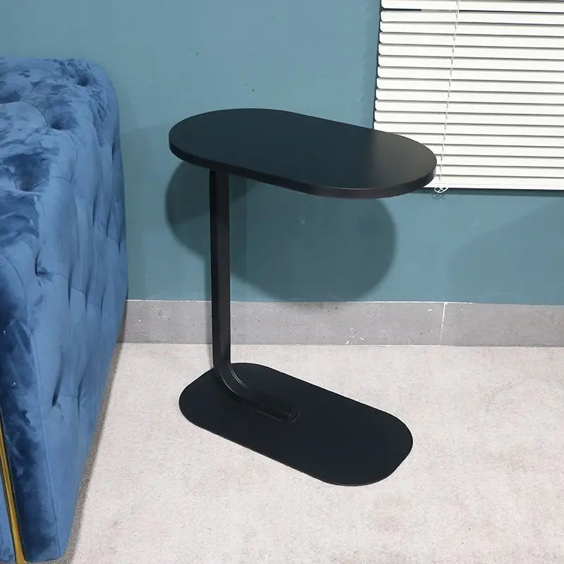 Minimlistisk C-formad sidobord