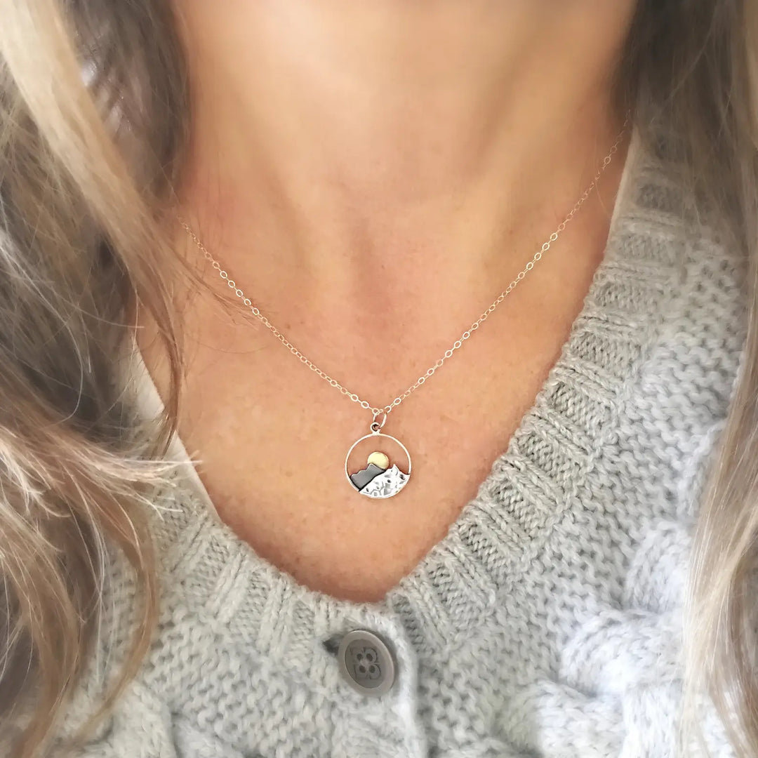 Berg och hav vågor halsband