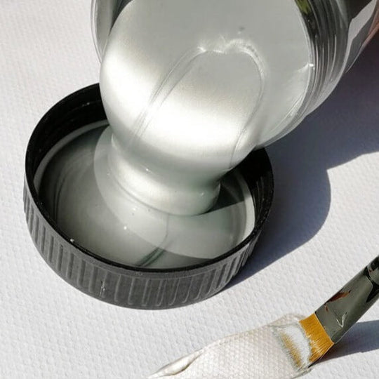 Metallisk akrylfärg